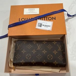 Sold-Louis Vuitton Zippy Wallet monogram with poppy interior